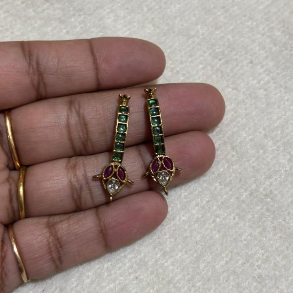 Kempu Stone Pendant com Side Brochures set 1 pair