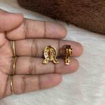 Single stone charm in puligoru model ( Green and Pink colours available)