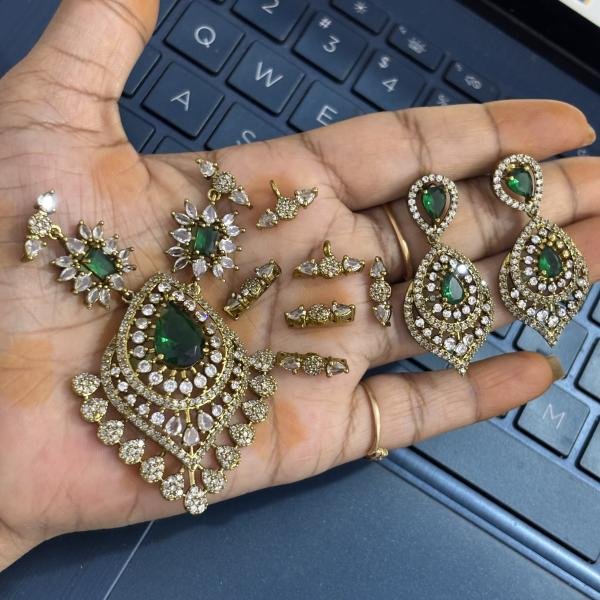 Victorian Rani haram Pendant with Earring and 3 pairs of Side Brocher's as shown in pics