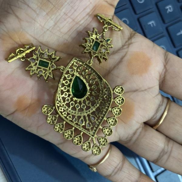 Victorian Rani haram Pendant with Earring and 3 pairs of Side Brocher's as shown in pics