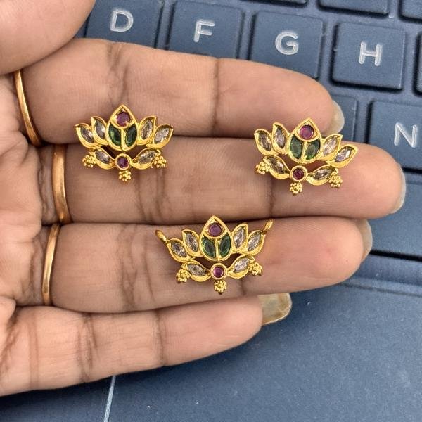Kundan Stone Lotus Small Pendant With Earrings .